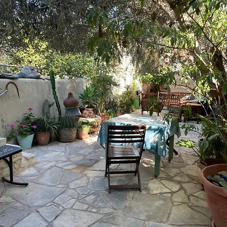 Avli-the Courtyard بيت ضيافة نيقوسيا